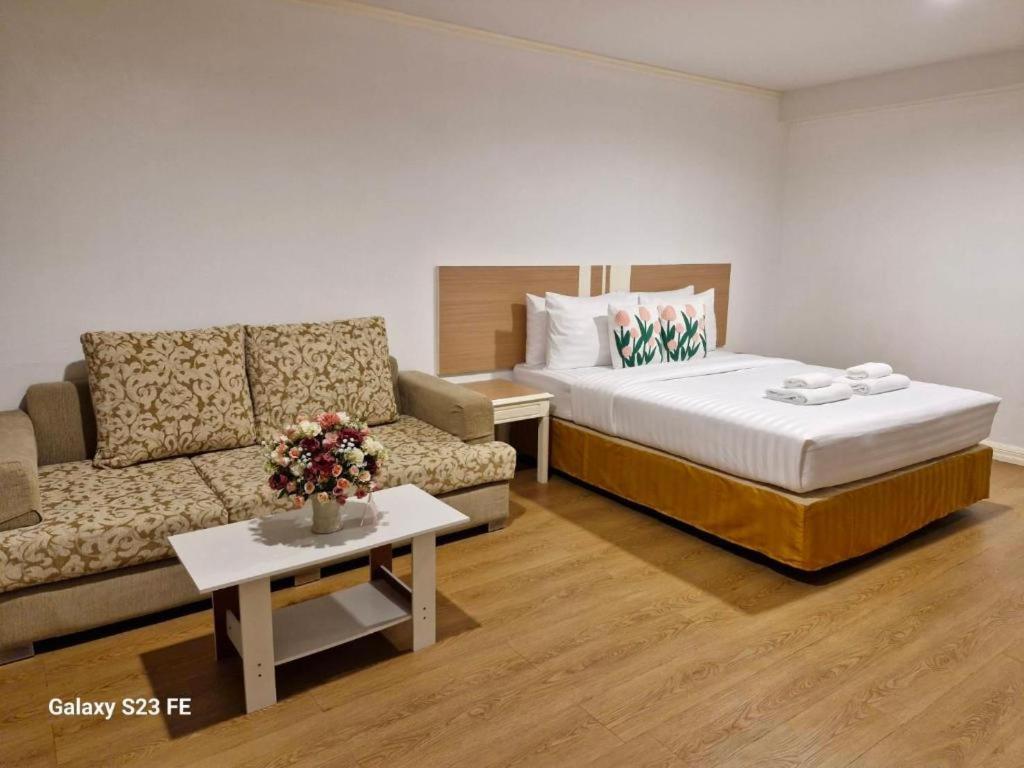 Town In Town Gardent Resort 曼谷 外观 照片